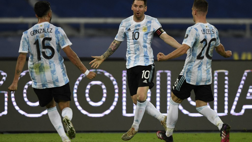 Argentina's Lionel Messi (C) celebrates with teammates Nicolas Gonzalez (L) and Giovani Lo Celso after scoring a free-kick against Chile during their Conmebol Copa America 2021 football tournament group phase match at the Nilton Santos Stadium in Rio de Janeiro, Brazil, on June 14, 2021. (Photo by MAURO PIMENTEL / AFP)