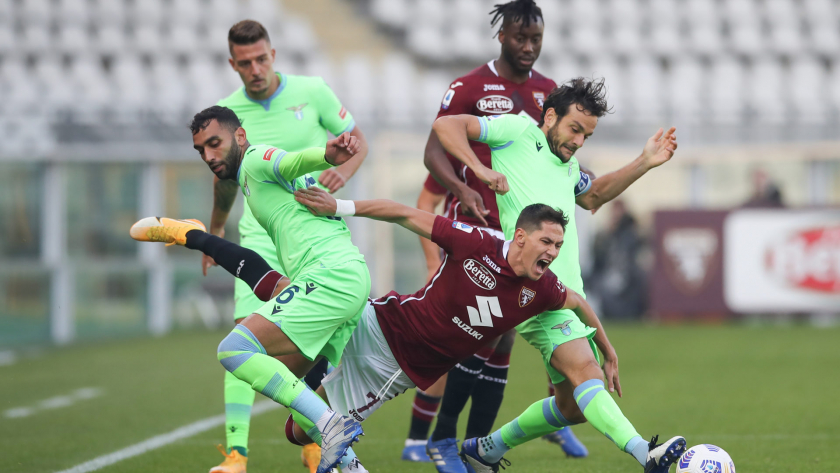 TURIN, ITALY - NOVEMBER 01: Sasa Lukic of Torino FC clashes with Mohamed Fares and Marco Parolo of SS Lazio during the Serie A match between Torino FC and SS Lazio at Stadio Olimpico di Torino on November 01, 2020 in Turin, Italy. (Photo by Jonathan Moscrop/Getty Images)