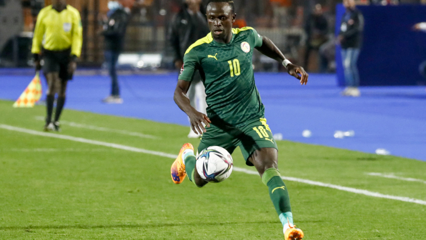 Senegal's forward Sadio Mane controls the ball during the 2022 Qatar World Cup African Qualifiers football match between Egypt and Senegal at Cairo International Stadium in the Egyptian capital on March 25, 2022. (Photo by Khaled DESOUKI / AFP)
